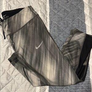 Nike Dri-FIT Womens Gray Gradient Mesh Panel Cropped Athletic Leggings Small